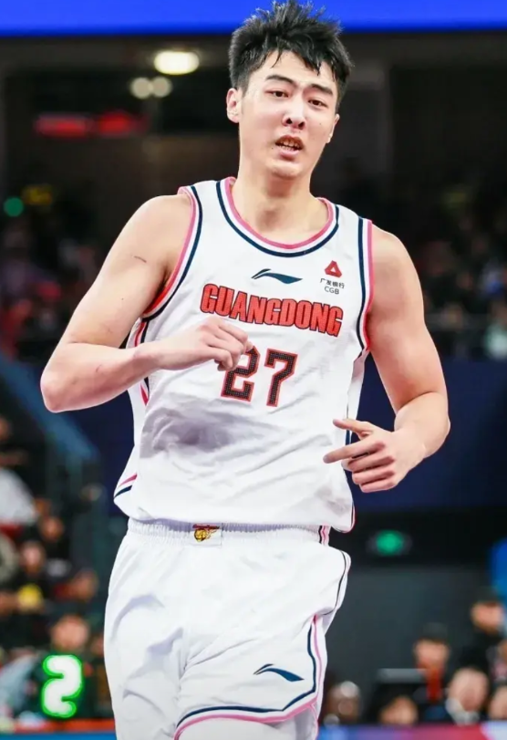 真不明白张明池为什么就是发挥不出来自己的水平呢？2米13的身高，在内线应该可以呼