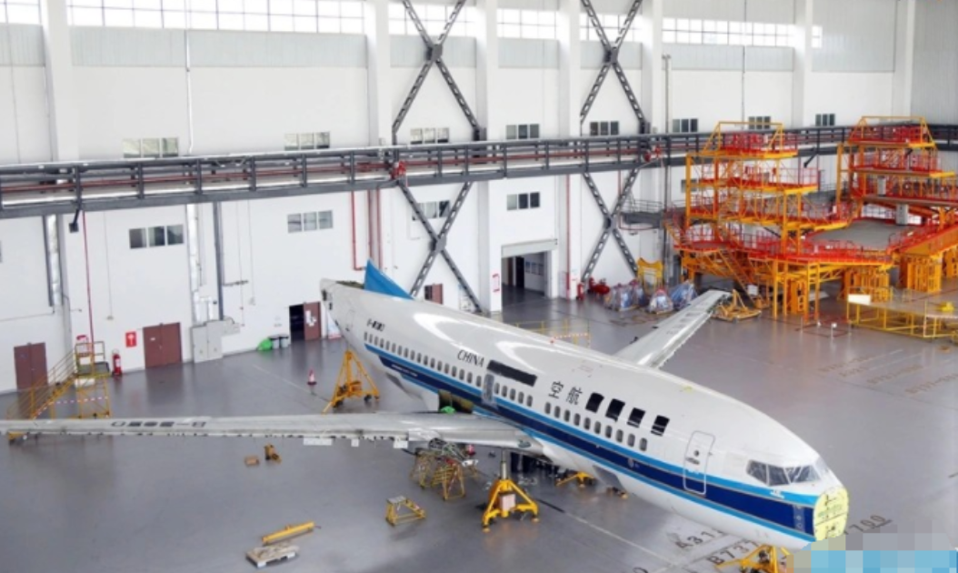 南航退役的波音737-700在贵阳机场拆解，本以为是拆废铁，结果发动机舱里直接藏