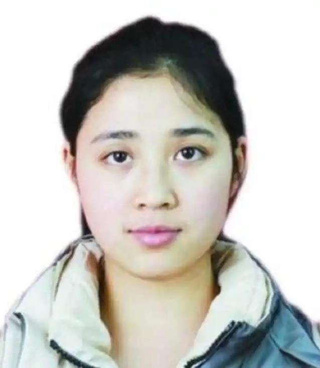 [浮云]1990年，重庆36岁的单身汉捡到一个女婴，省吃俭用把女孩拉扯大。没想到