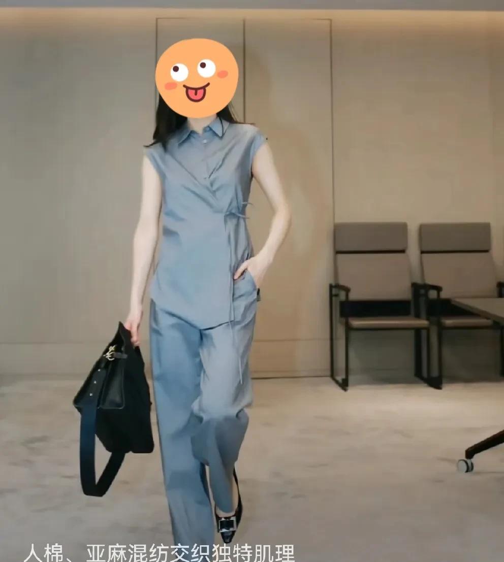 这身儿衣服打动我心，还好袖子不符合的我的要求，省下了[大笑]