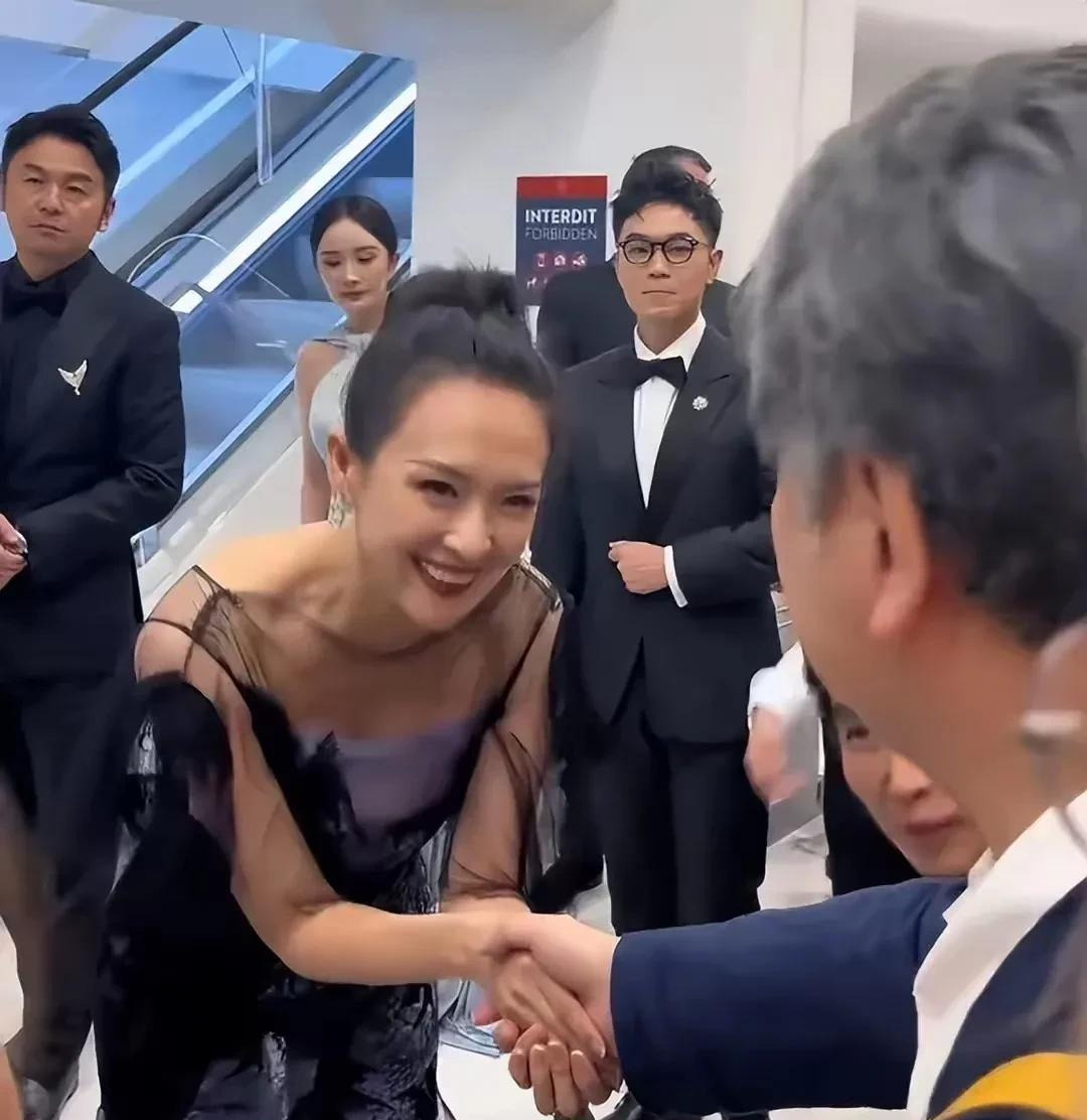 娱乐圈名利场世态炎凉











娱乐圈真是太复杂了！章子怡对工作人员