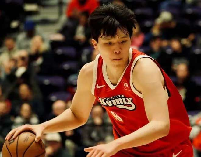 杨瀚森连夜赶机，G联赛砍20+7+7，表现可圈可点，未来或许是常态