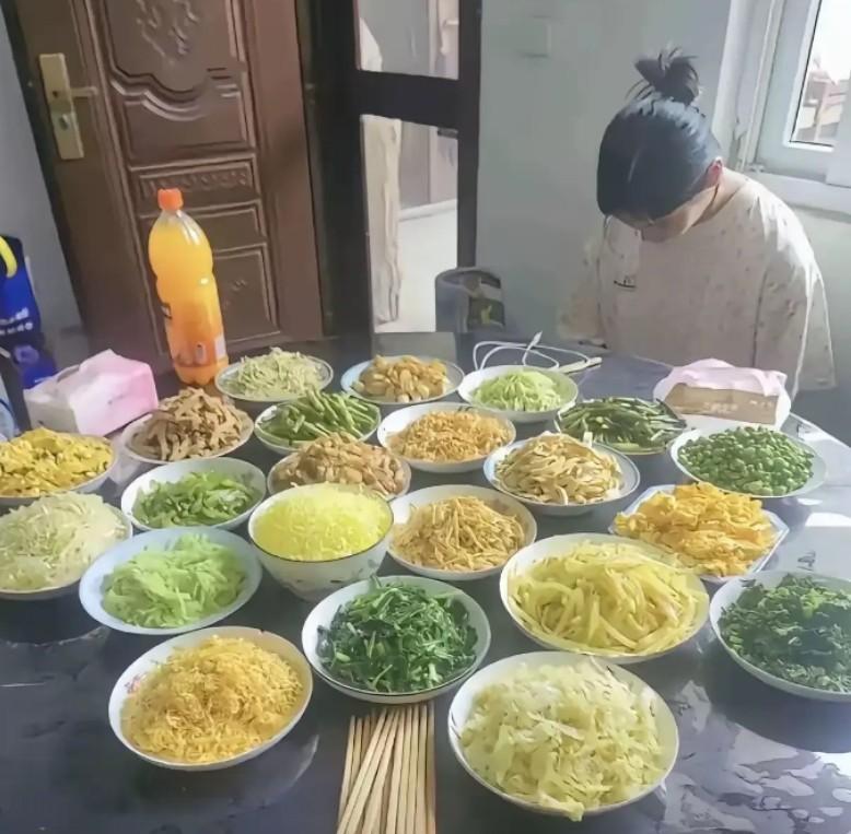 本来想考验一下女孩，没想到女孩一看这么多菜，立马不高兴了，看都不看一眼