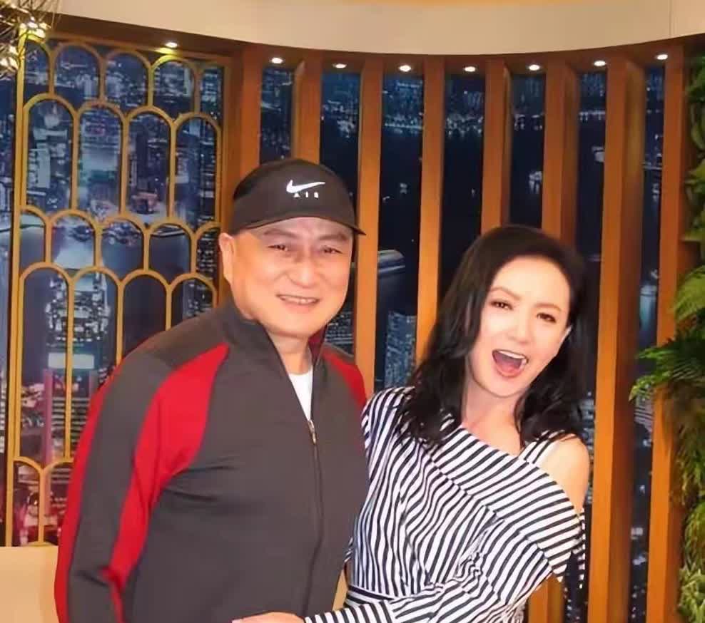 汤镇业现状：定居青岛20年，直言比香港好太多，如今一家人很幸福