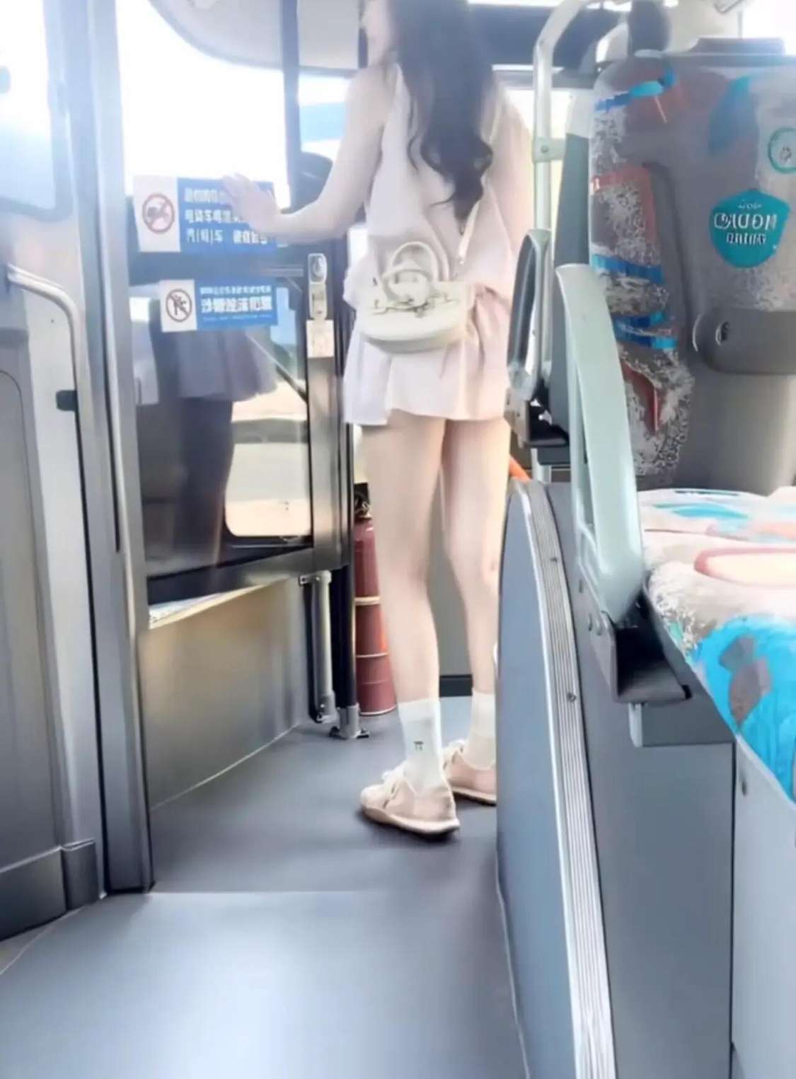 真搞不懂，有公交车座位为什么不坐呢？