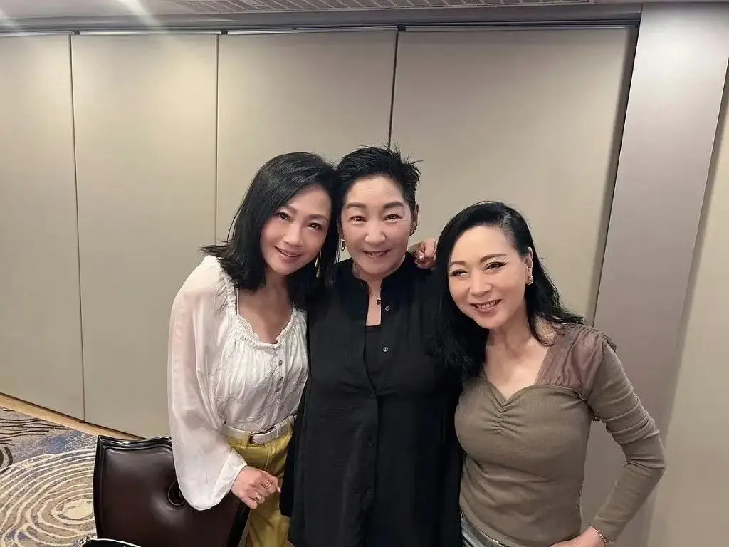 最让你意想不到的同框，95版《神雕侠侣》的黄蓉和李莫愁同框了。
