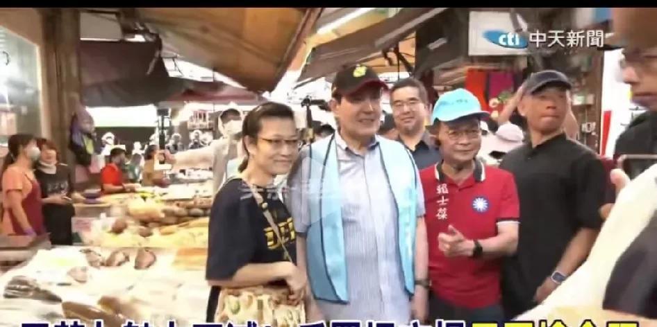 马英九陪子弟兵赖士葆市场拜票，边走边买，大妈大姐纷纷合影。
19日，马英九先生陪