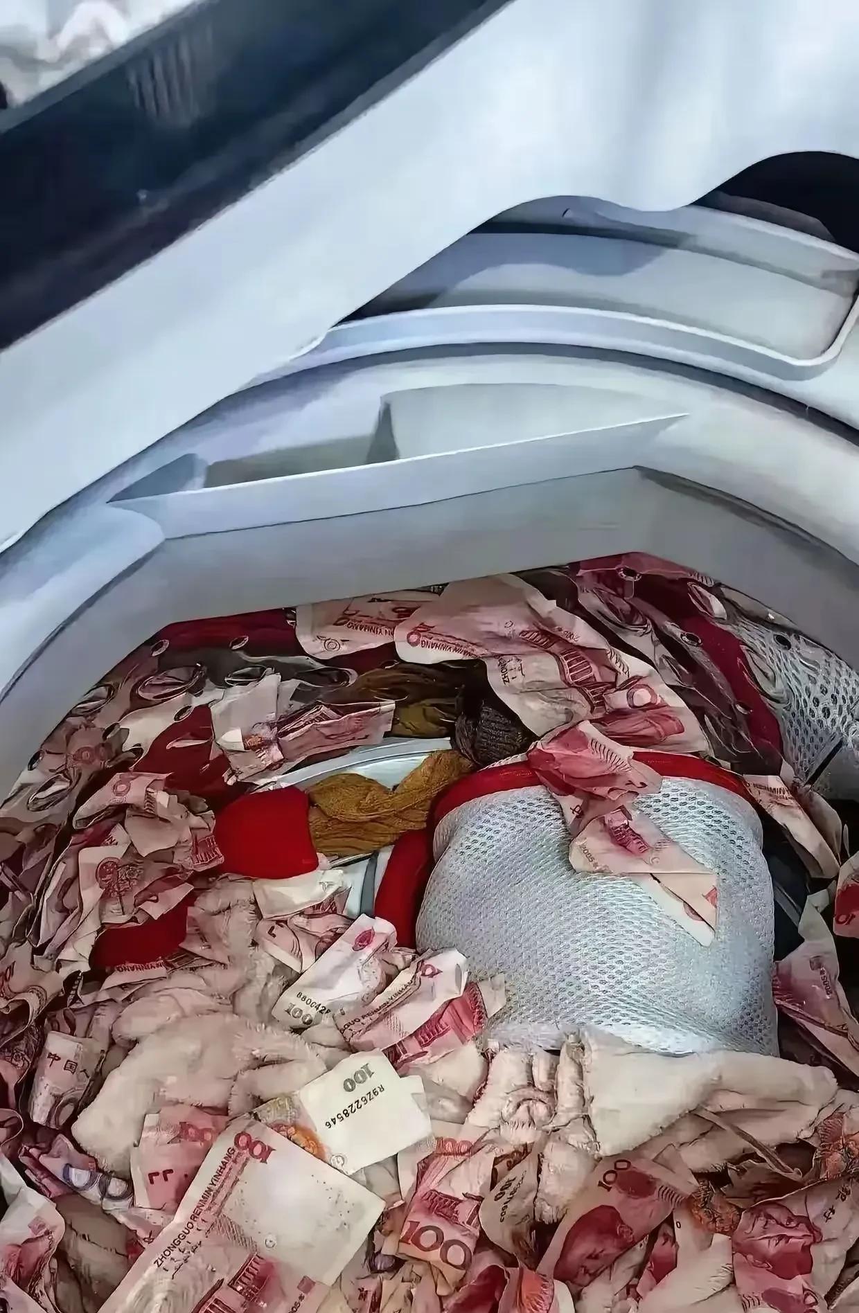 如果你在洗衣服时，洗衣机里面突然多了这么多现金？你是惊喜还是惊讶？