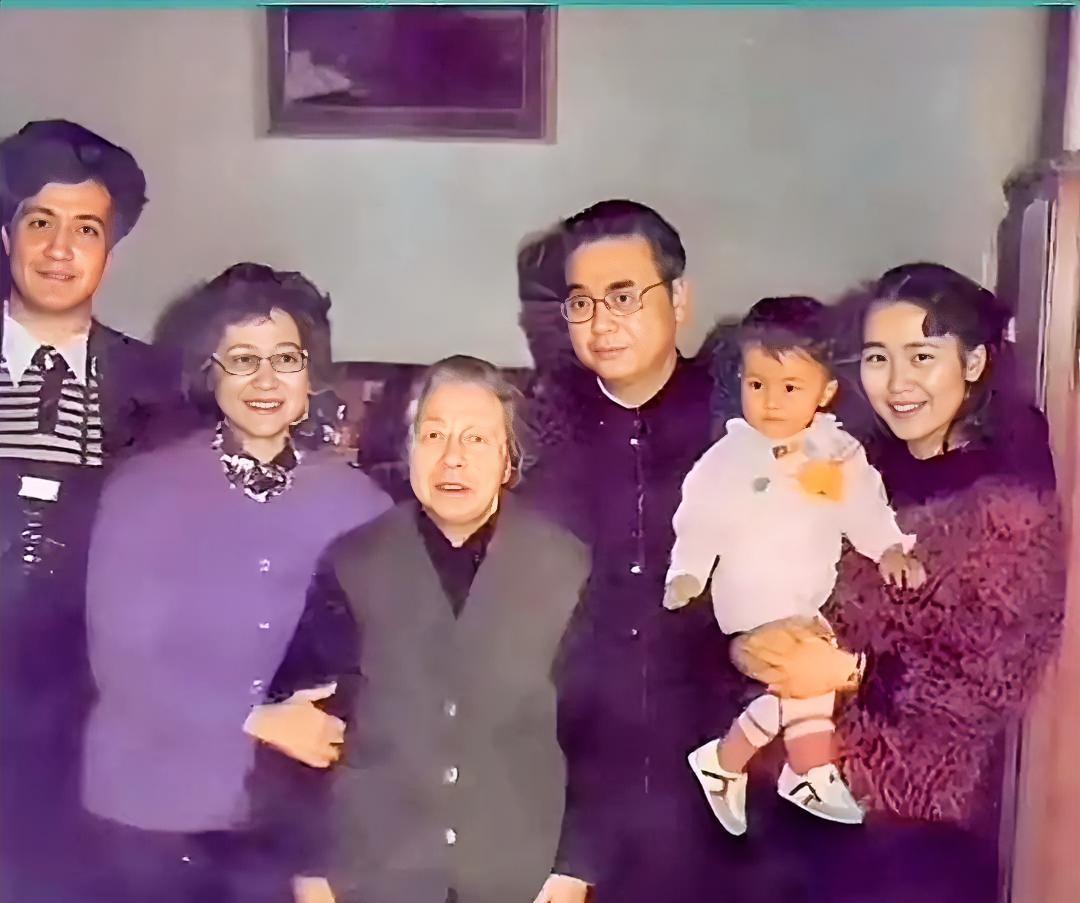 1986年冬日，李鹏全家前往中南海西花厅探望邓颖超同志的合影，邓妈妈穿着素色毛背