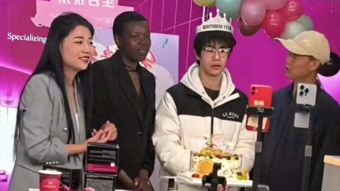 rose乔迁新居，亲朋好友纷纷来贺，唯独不见英子身影