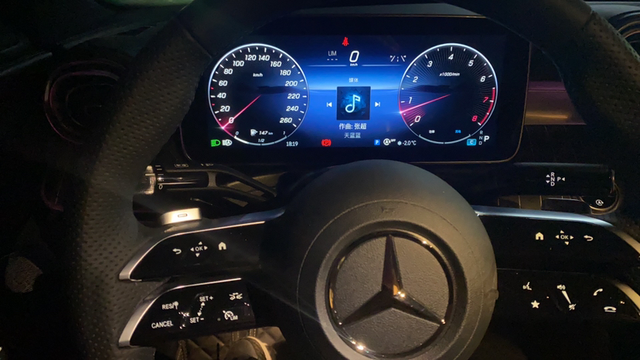 奔驰c方向盘不正
有大佬知道奔驰c260走直线，但是方向盘不正有没有问题