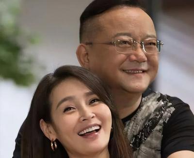 2006年，58岁的王刚三婚娶了小他20岁的郑艳东。新婚之夜，王刚对郑艳东说：“