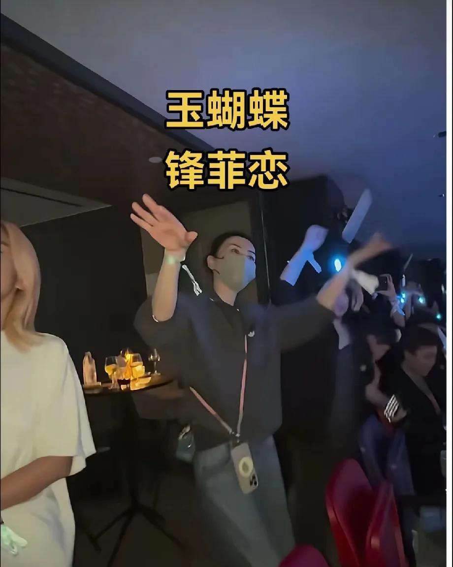      难道就允许男人找年纪小的？？都21世纪了女人也该反转过来了啊！再说王菲
