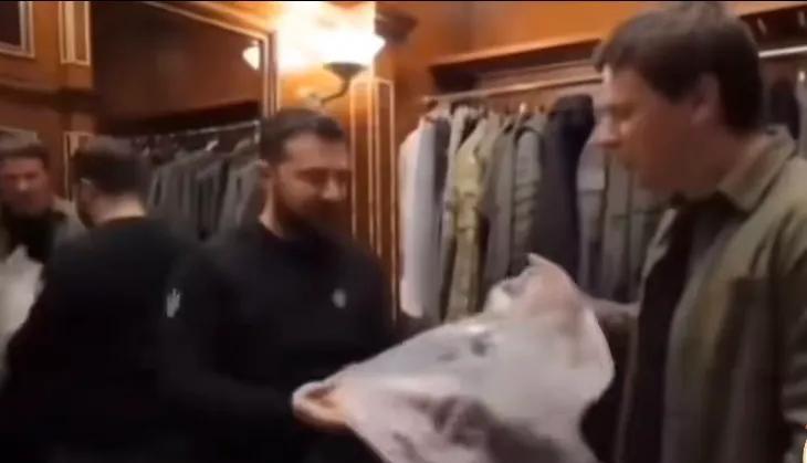 泽连斯基为了证明自己有西装，特意带领记者参观了他的卧室，而且亲自打开橱柜，展示了