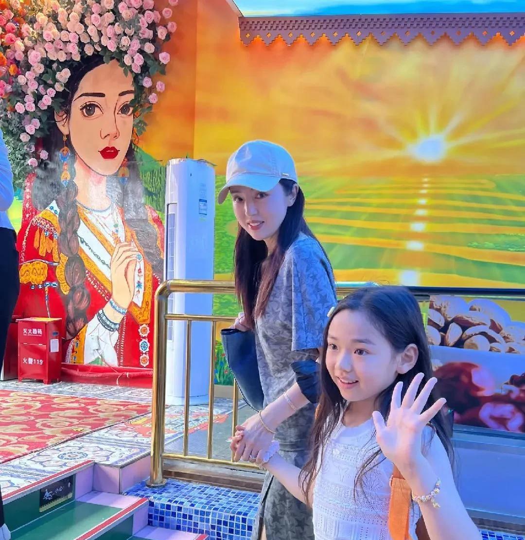董璇带女儿夜市炸街！冷白皮发光惊呆路人：这基因是真实存在的吗？
>江西夜市