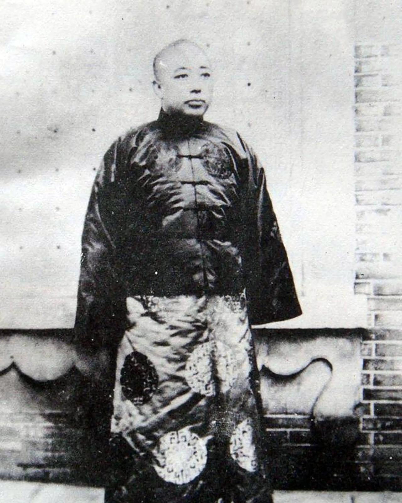 1929年1月5日，杨宇霆给父亲大办寿辰。张学良拜寿时，副官大喊：“总司令到！”