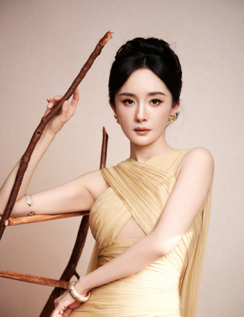 杨幂的今日份超绝穿搭，这绝美的妆造，真的让人觉得很可以！