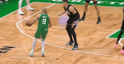 #nba# 居然晃倒人了，这球太强了。
凯尔特人真的不只有塔图姆和布朗啊，还有怀