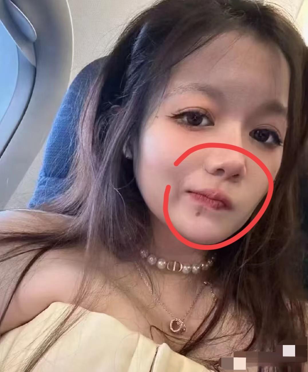 我给奶奶看董小姐的照片！
看完总觉得哪里不对！
找了半天，被奶奶点醒了，你们看她