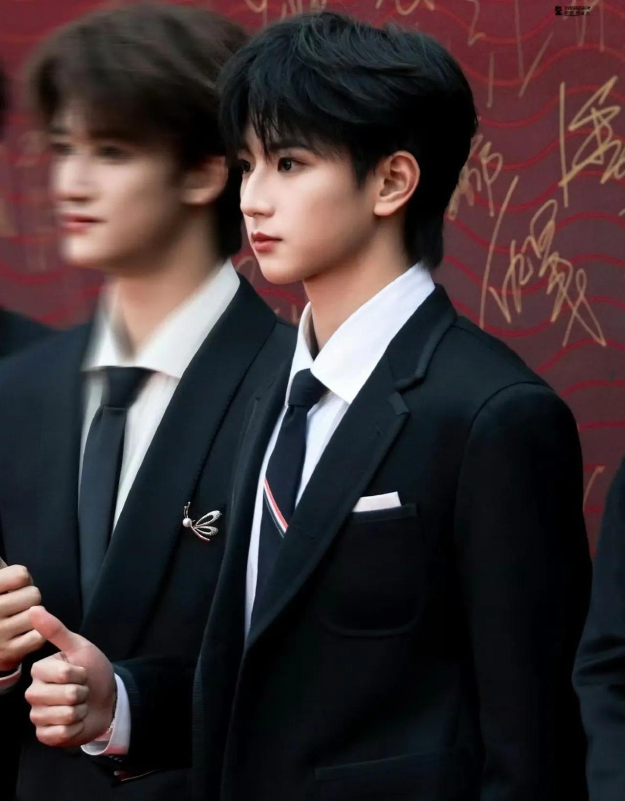 期待穆祉丞呀！！[期待][期待][期待]好想知道三个少年第一期又会给我们带来怎样