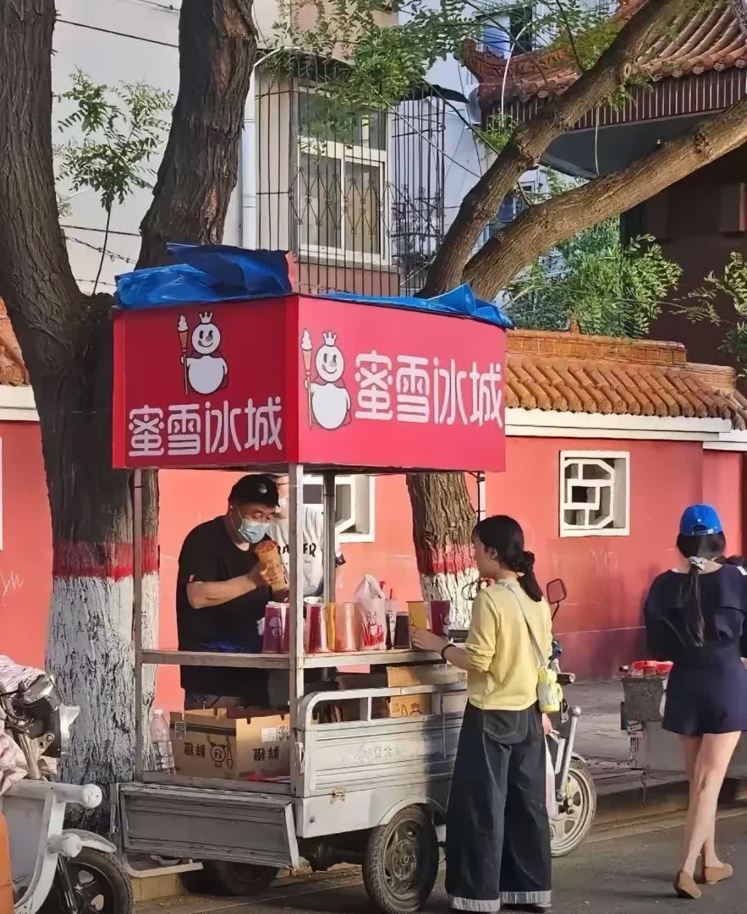 不得不服！有位大爷每天清晨就往蜜雪冰城跑，一次批发四五十杯柠檬水，整整齐齐码进泡