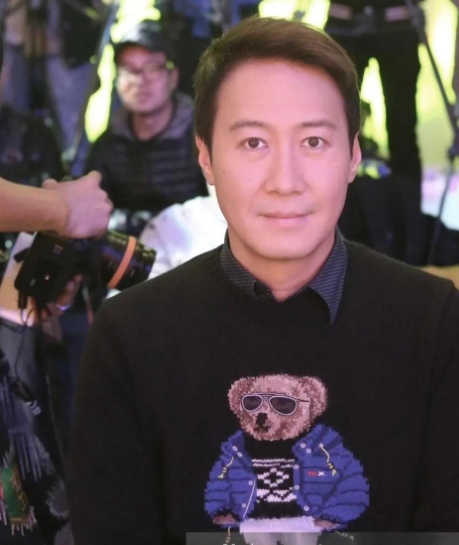 黎明当年魅力大到堪称全香港男人的“全民情敌”。刘嘉玲曾说，黎明出道前全港女孩都想