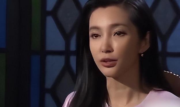 1995年，李冰冰拍了条广告，赚了26万。老板让她去广州拿钱，李冰冰心想，26万