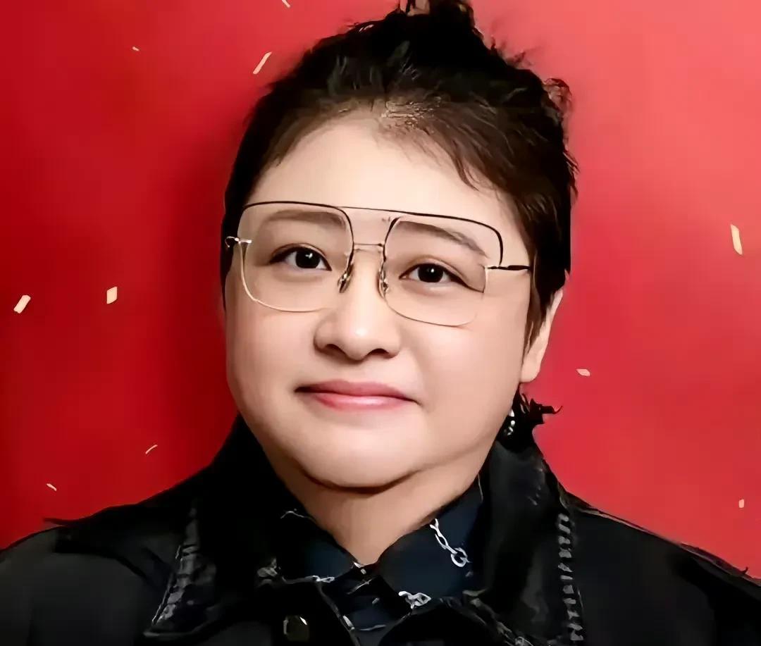 天呐，这居然是韩红，如今的容貌可谓是“面若桃花，眉清目秀”，跟从前胖胖的形象判若