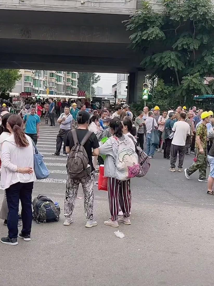 山东劳务市场的清晨女工用工价格
今天是6 月26日星期四，天没有大亮， 劳务市场