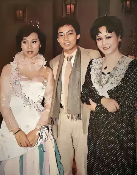 仔细看，那时的李谷一老师细眉飞扬，温婉如莲！中间是疏眉朗目，气宇不凡的著名歌手张