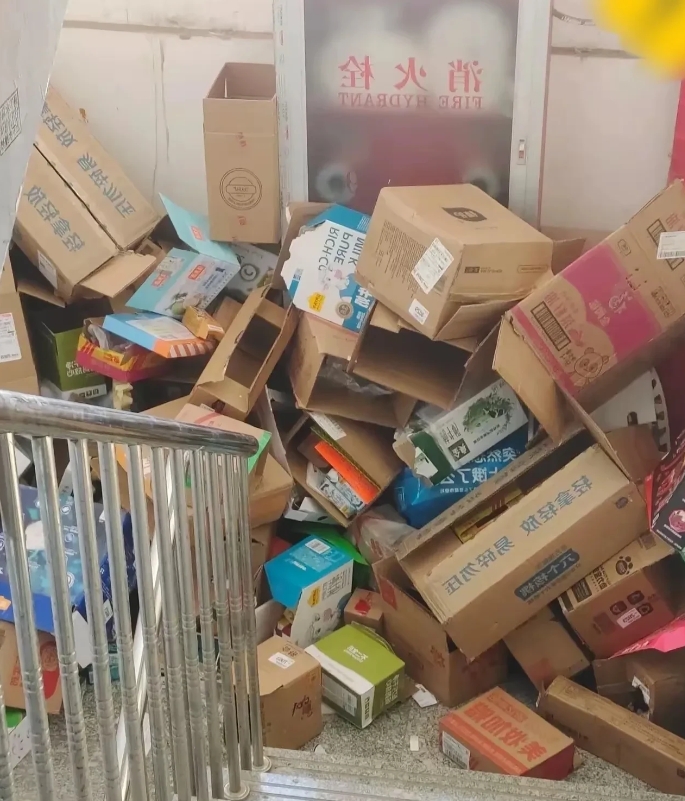 河北，一名女子下班回家，正准备乘坐电梯上楼的时候，却发现电梯出了故障。无奈之下，