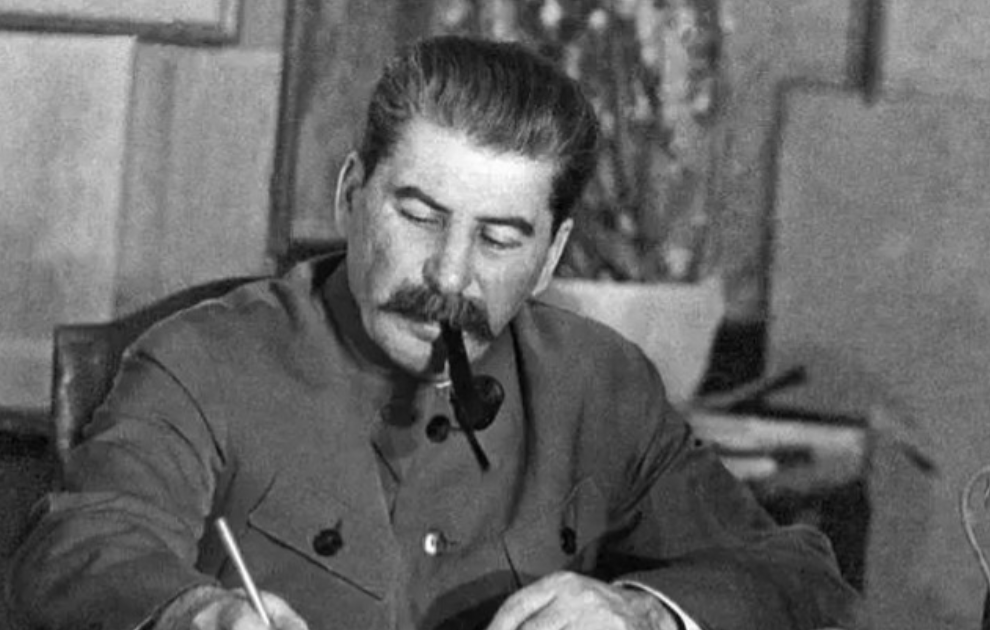1949年4月18日，斯大林给毛主席发电报：如果红军敢渡过长江，将面临美国的打击