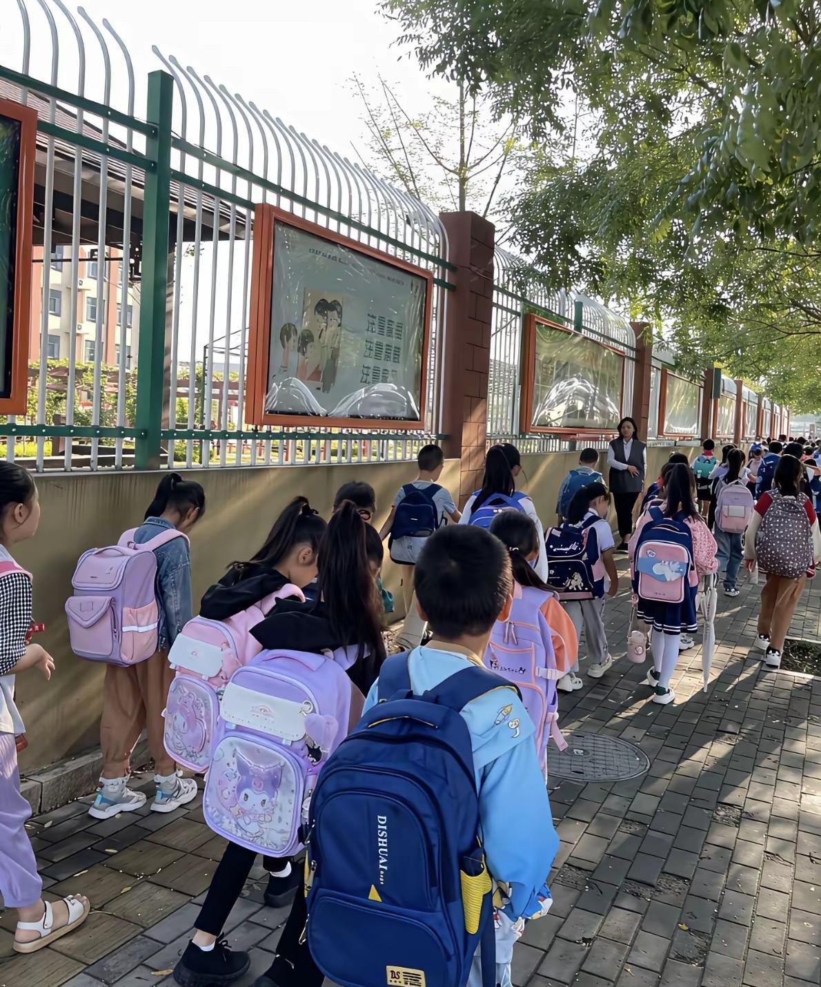 各位朋友，在小学阶段有没有必要给孩子报补习班？感觉现在很卷呀，每个人都焦虑的考虑