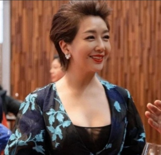 2002年，杨志刚和江珊一起拍戏。有一场戏是杨志刚从背后抱住了江珊，结果江珊来了