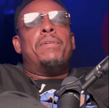 前NBA球星、现评论员保罗-皮尔斯近日在节目中表示詹姆斯若复出应该从替补打起。