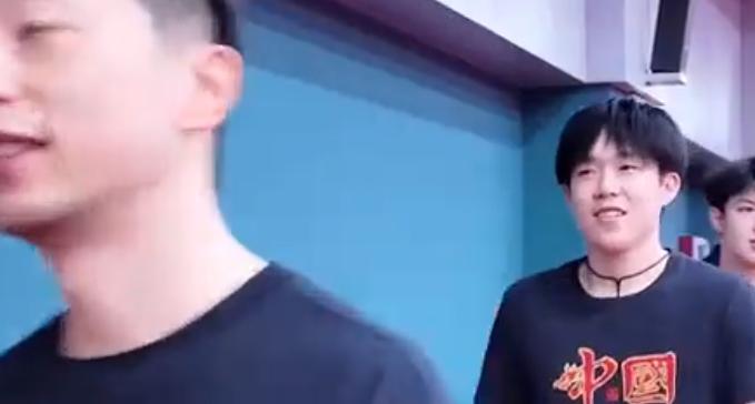 王曼昱没让大伙失望，体测立定跳远，直接拉到了满分
