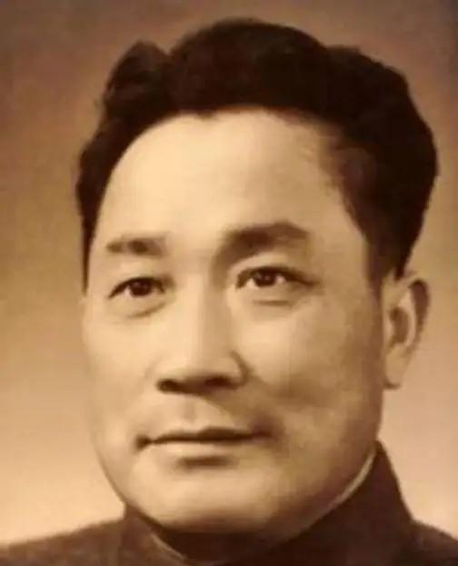 1972年，开国中将张国华的骨灰送达北京时，周总理悲痛的说道：“中央正要重用他的