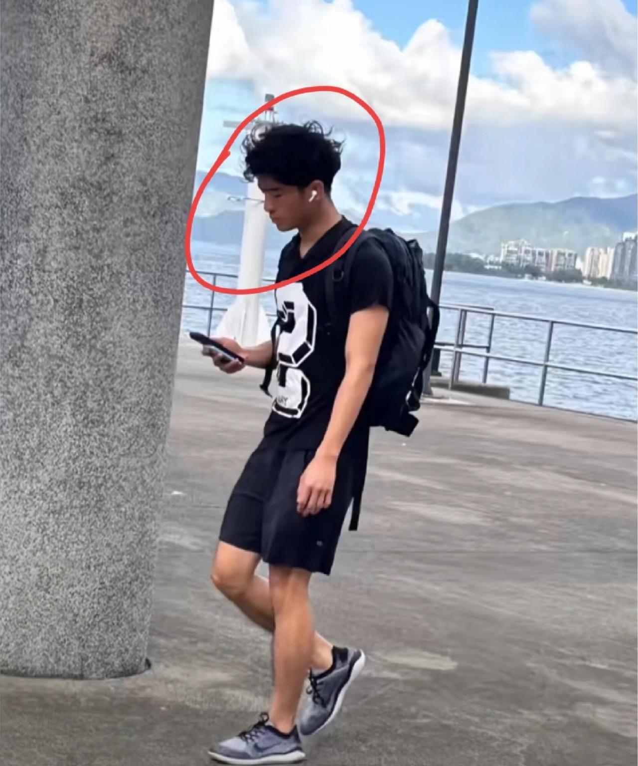 谢霆锋儿子大变样！街头埋头赶路，一身卷发像爸，被曝将赴英读名校～～
香港街头偶遇
