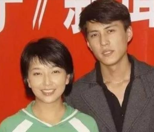 2006年，30岁的靳东爱上了39岁的江珊，江珊婉拒道：“小东啊，姐比你大那么多