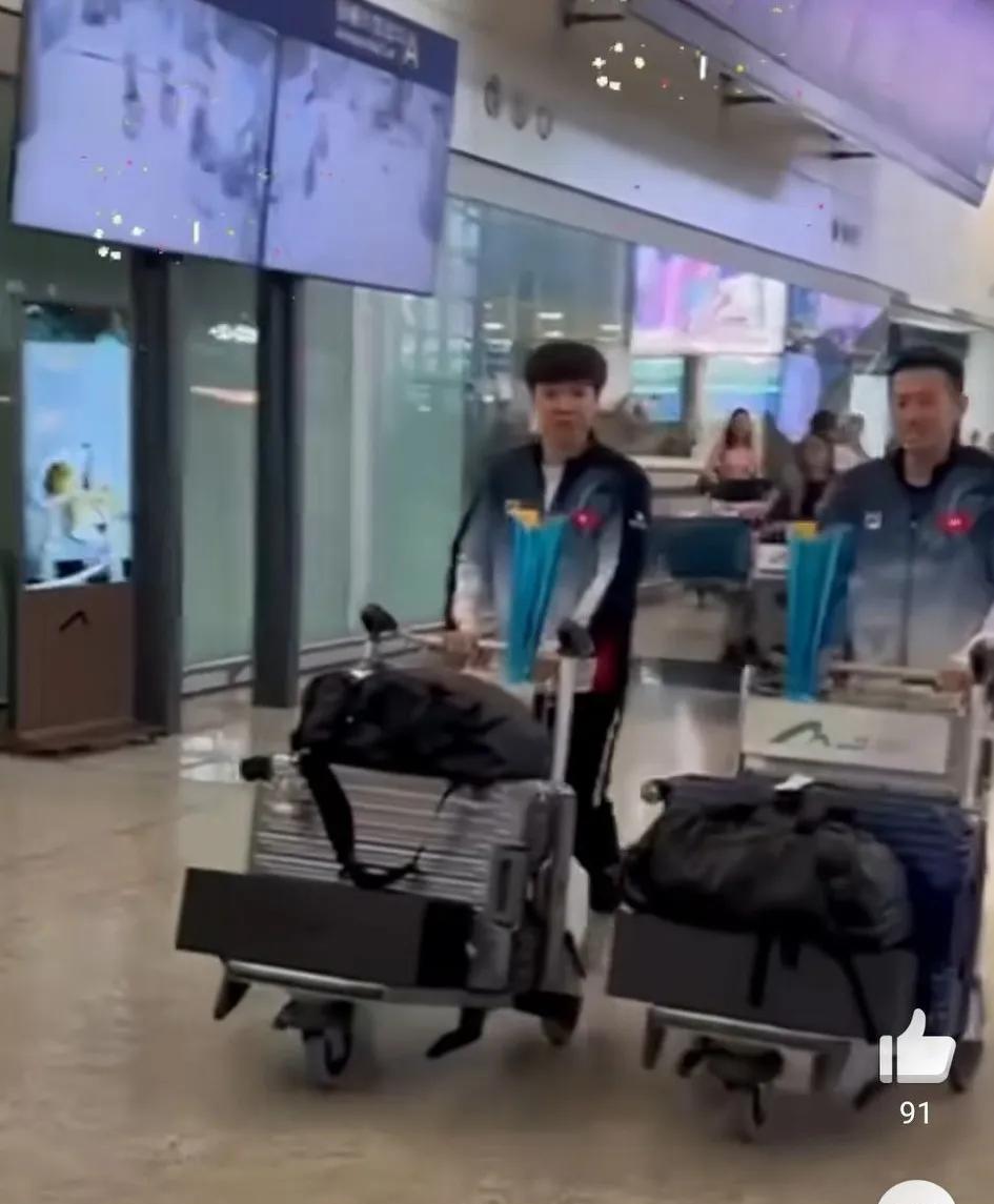 大圣和小陈已经回到香港了。
这是昨天颁奖结束后，黄镇廷、陈颢桦就从马尔默回去了吧
