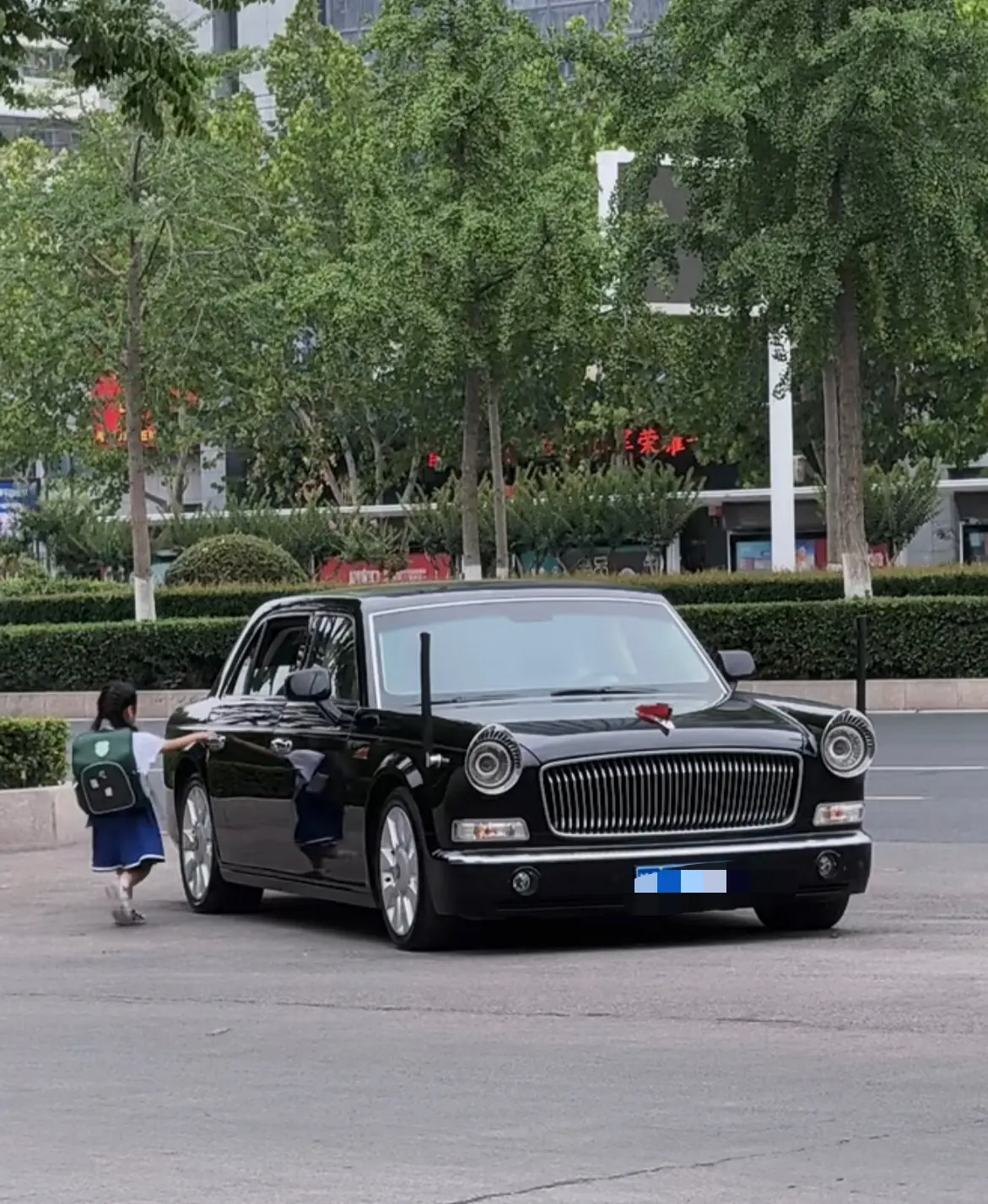 小女孩又能有什么烦恼呢？

