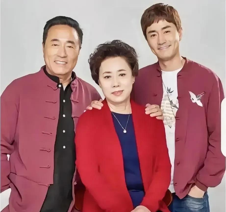 认出照片中的两位男士了吗？原来呀，他们俩是父子呢。父亲杨立新在娱乐圈可是相当出名