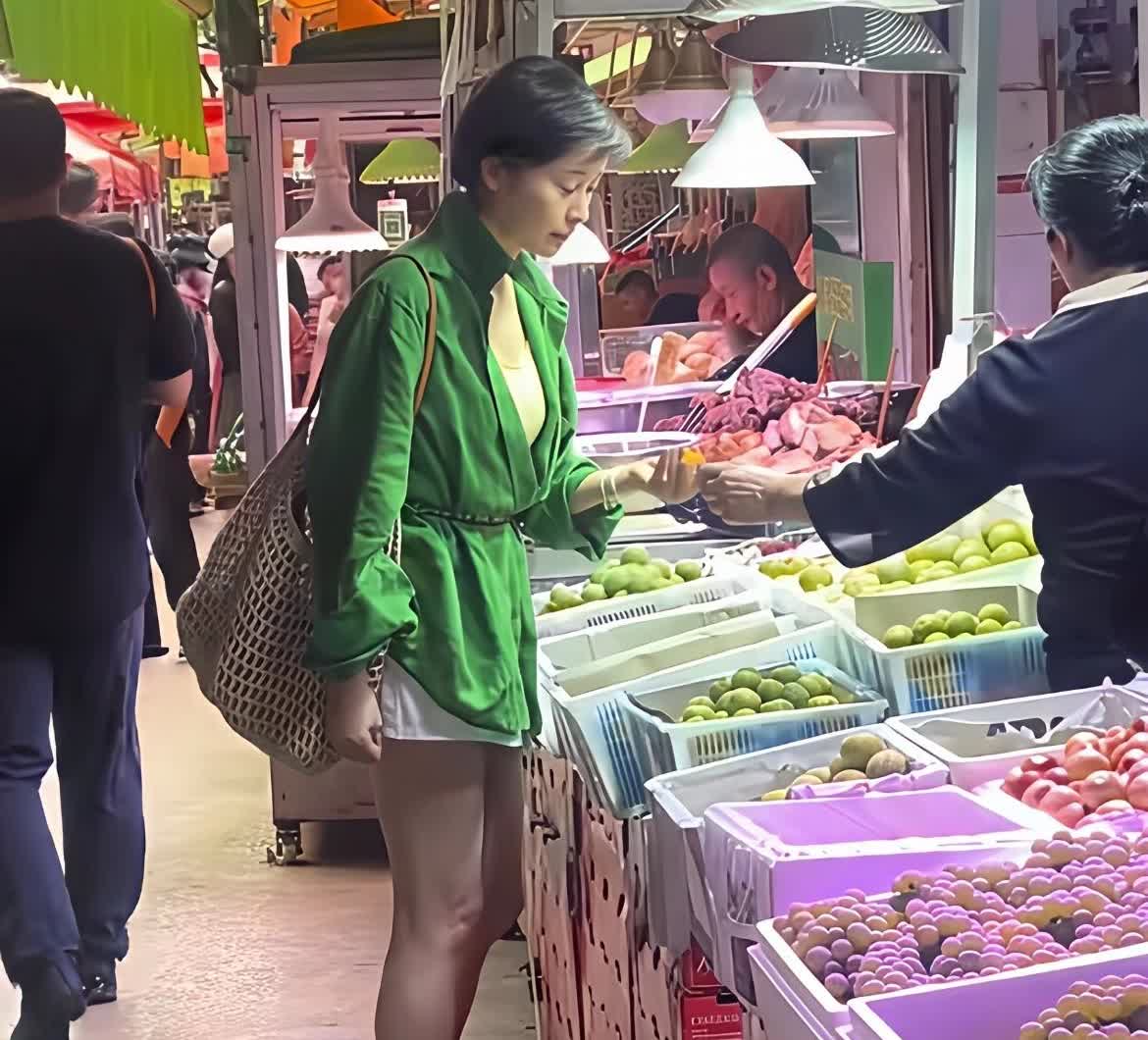 吴越现身菜市场，53岁的她，保养的真好。

只是53岁了，还是未婚状态，还没