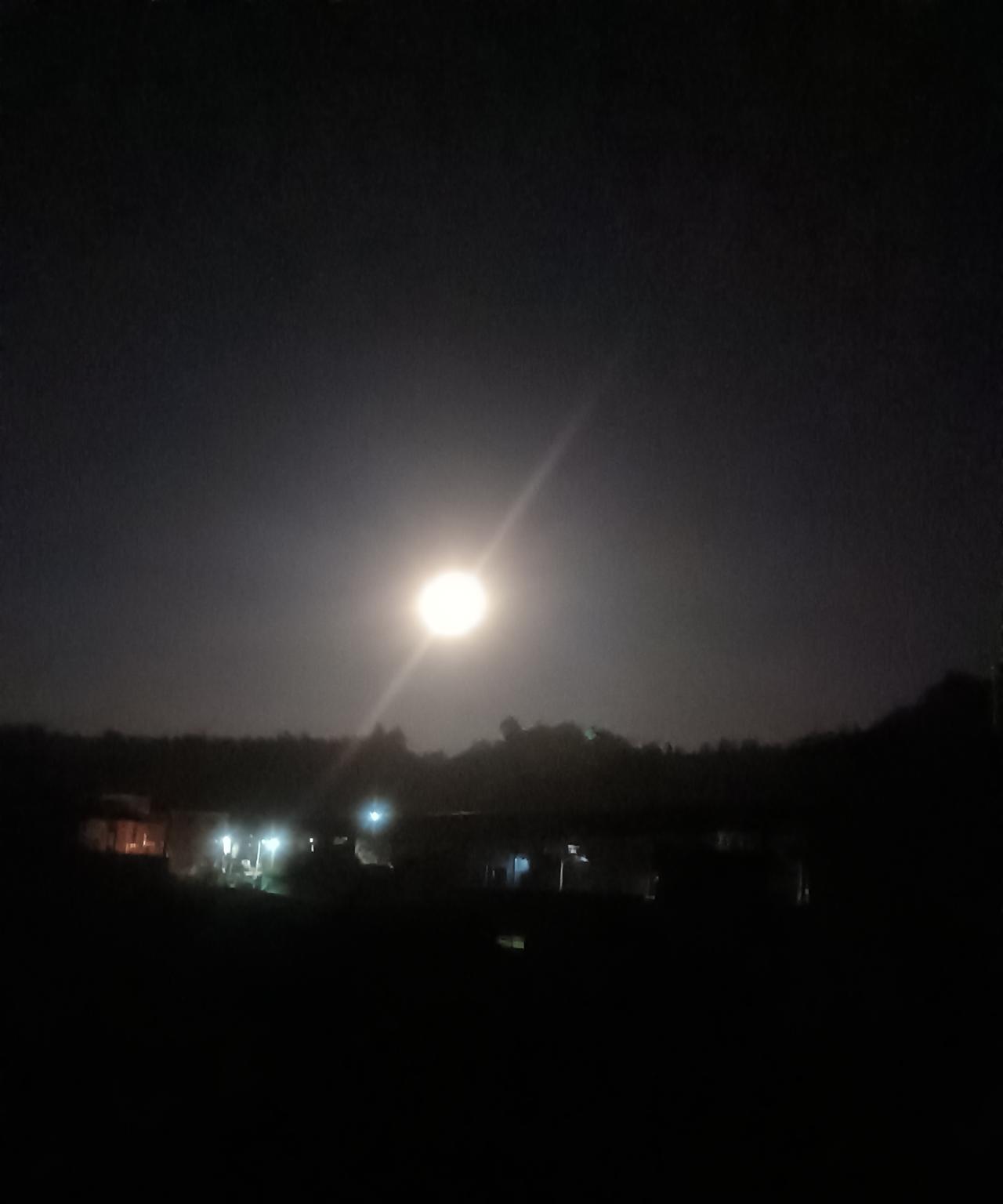 #冬日生活打卡季#深秋的农村，正是收割的季节。深秋农村的夜晚，天凉，月凉，村凉，