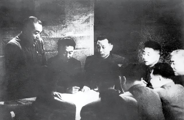 彭老总在革命战争中实际上是很孤独的。长征后期毛主席给彭老总做政委，那也是彭老总最