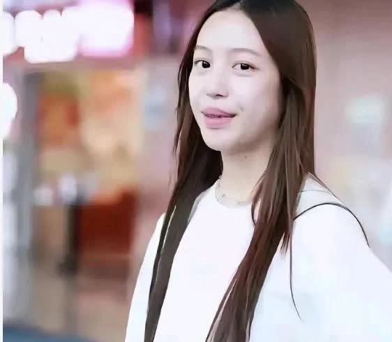 赵薇女儿照片曝光后，好多人都在说她颜值没遗传妈妈。咱都知道赵薇那大眼睛、瓜子脸，