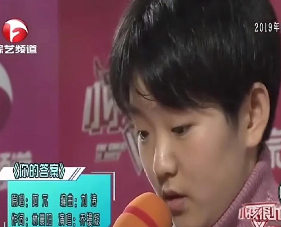 “这下好了！” “旺仔小乔”从小长到大的视频都被曝了出来！
因为蒙面开演唱会，很