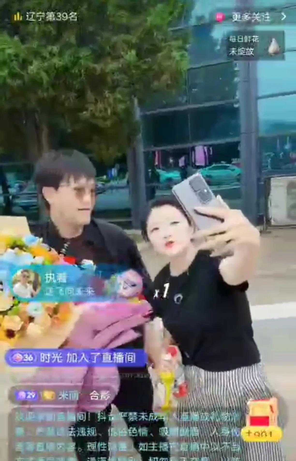 报道组成员佬单 洪雨 王野第一时间发布接机视频。
从视频中看到，除了三位“力饼媛