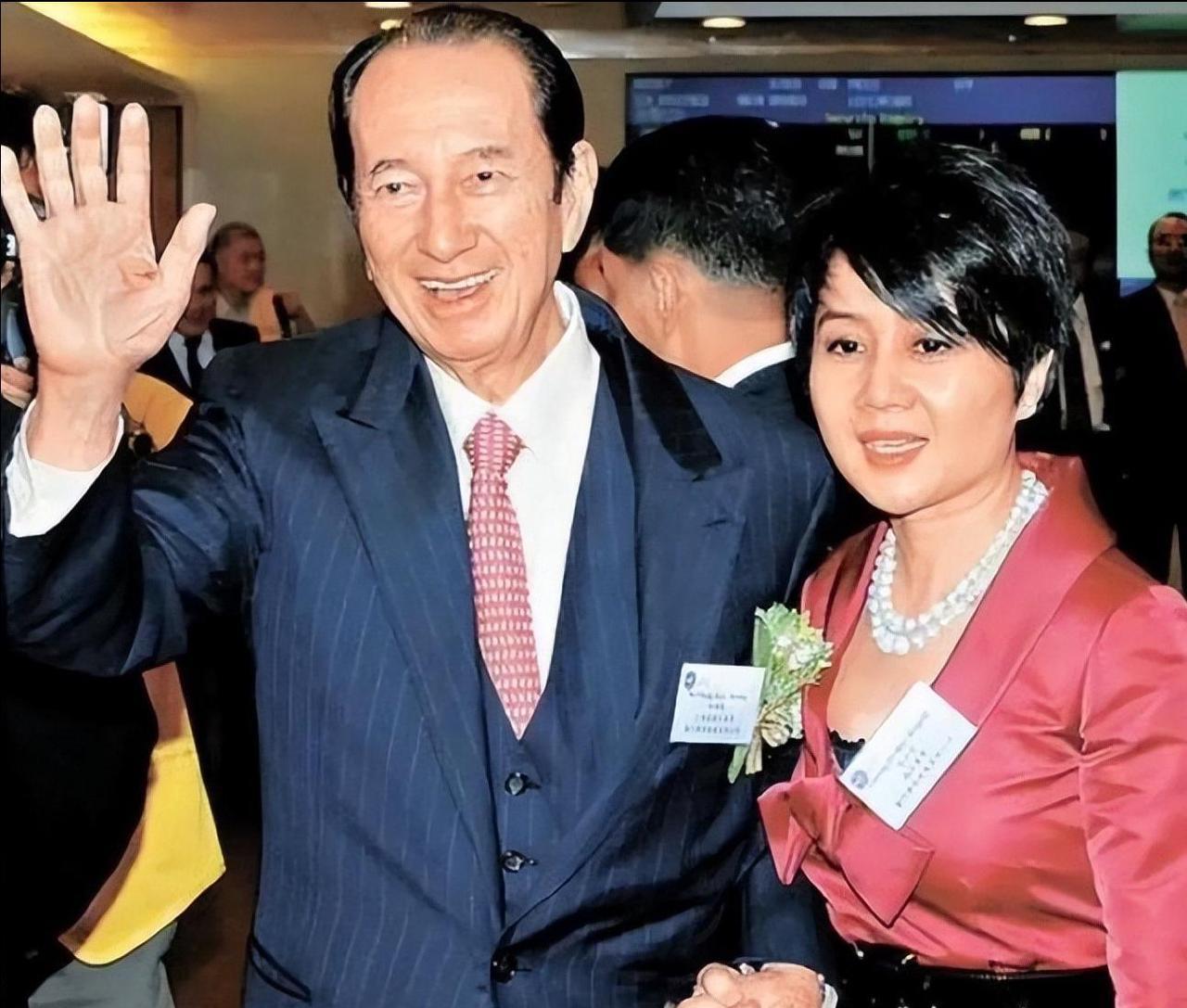 记者问赌王的四太梁安琪:“你生下小女儿时，赌王已经78岁高龄，是不是做的试管婴儿