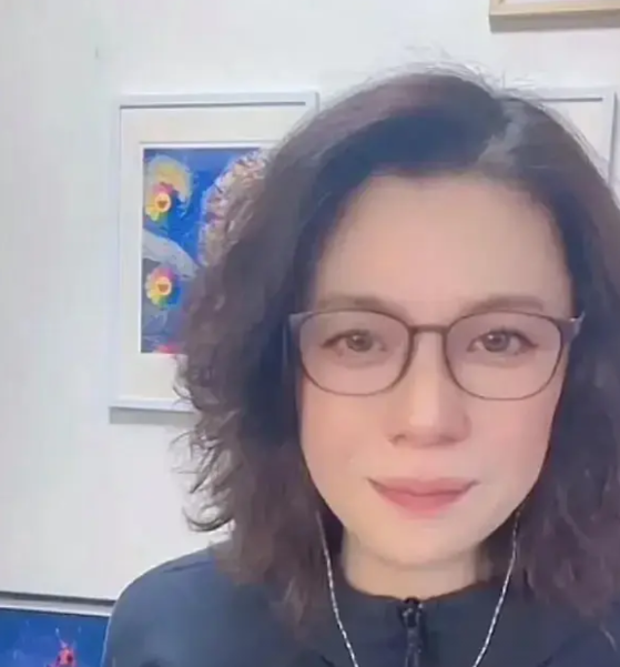 近日，原上海青年女排教练、知名排球人王珂在社交媒体上直播，并爆料说蔡斌大概率不会